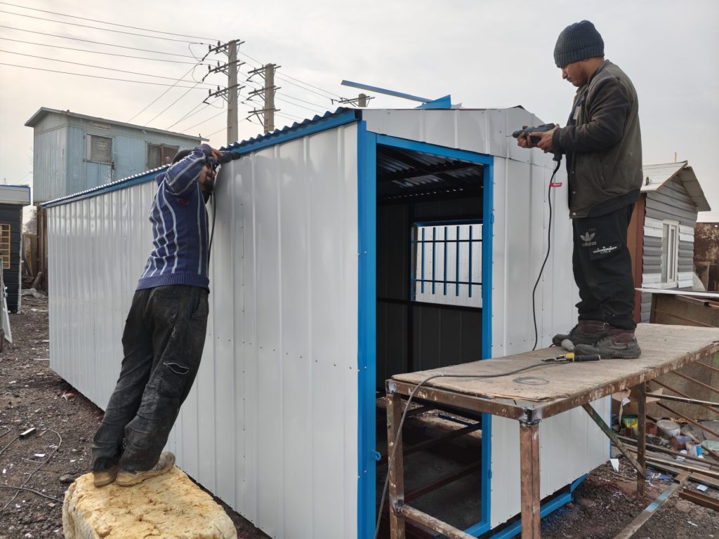 در حال اجرای پوشش بیرون کانکس